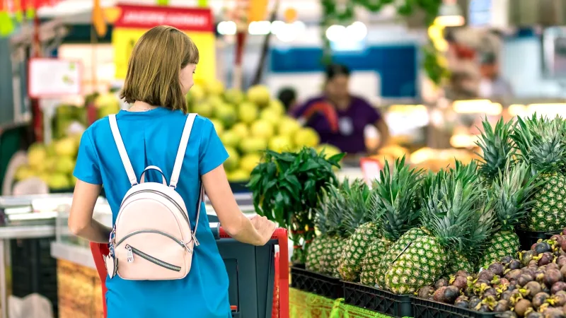 Market reyonunda meyve ve atıştırmalıklar